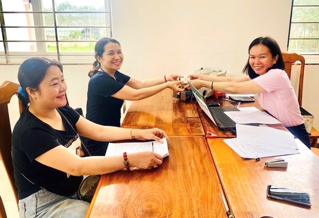 Bà Nguyễn Thị Lan nhận vốn vay từ NHCSXH Đăk Đoa.