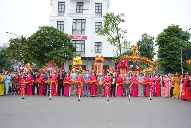 Nghi thức cắt băng khai trương Plumeria Spa Hải Ph&ograve;ng với m&agrave;n m&uacute;a l&acirc;n &ndash; rồng ch&agrave;o mừng rực rỡ, thu h&uacute;t đ&ocirc;ng đảo kh&aacute;ch mời v&agrave; người d&acirc;n địa phương tham dự.
