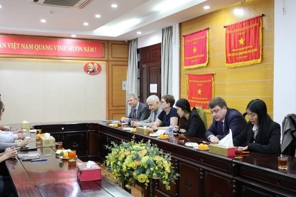 Buổi gặp gỡ nằm trong khu&ocirc;n khổ dự &aacute;n gi&aacute;o dục d&agrave;i hạn &ldquo;C&aacute;c Trường Đại học Nga tại Việt Nam&rdquo;, do Cơ quan Hợp t&aacute;c Li&ecirc;n bang Nga v&agrave; Bộ Gi&aacute;o dục &amp; Khoa học Li&ecirc;n bang Nga bảo trợ.