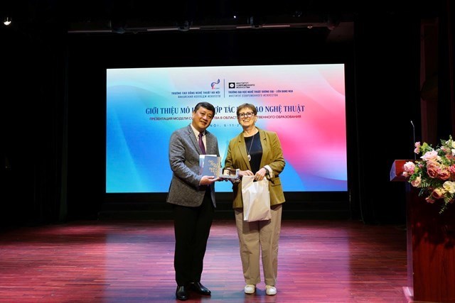 Tăng cường hợp t&#225;c quốc tế: Đo&#224;n trường Đại học Nghệ thuật Đương đại Th&#224;nh phố Matxcơva (Li&#234;n bang Nga) đến thăm v&#224; l&#224;m việc tại trường Cao đẳng Nghệ thuật H&#224; Nội - Ảnh 5