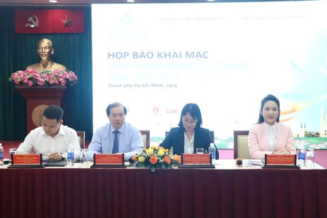 Chủ tr&igrave; họp b&aacute;o c&oacute; &ocirc;ng Tạ Quang Đ&ocirc;ng, Thứ trưởng Bộ VH-TT&amp;DL; b&agrave; Trần Thị Diệu Th&uacute;y, Ph&oacute; Chủ tịch UBND TP.HCM; &ocirc;ng Đặng Trần Cường, Cục trưởng Cục Điện ảnh; b&agrave; Nguyễn Thị Thanh Th&uacute;y, Ph&oacute; Gi&aacute;m đốc Sở VH&amp;TT TP.HCM.