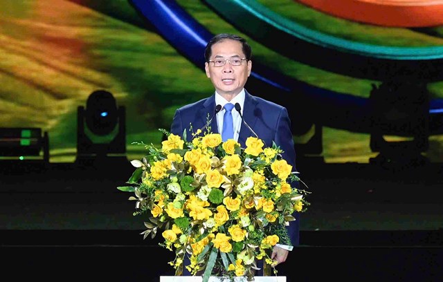 Ph&oacute; Thủ tướng B&ugrave;i Thanh Sơn đ&aacute;nh gi&aacute; cao việc tỉnh L&acirc;m Đồng phối hợp c&ugrave;ng c&aacute;c tổ chức, doanh nghiệp trong v&agrave; ngo&agrave;i nước x&acirc;y dựng Lễ hội Tr&agrave; quốc tế 2025 như một kh&ocirc;ng gian văn h&oacute;a - kinh tế mang gi&aacute; trị thiết thực, t&ocirc;n vinh người l&agrave;m tr&agrave; v&agrave; quảng b&aacute; h&igrave;nh ảnh Tr&agrave; Việt với bạn b&egrave; quốc tế.