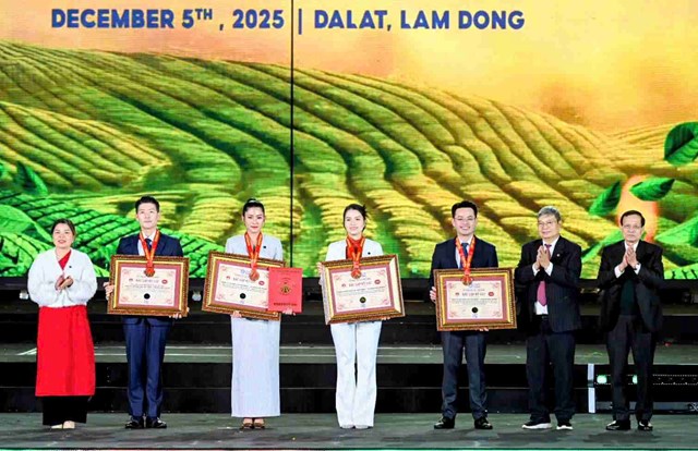 Trao bằng x&aacute;c lập kỷ lục cho c&aacute;c đơn vị tham gia Lễ hội Tr&agrave; quốc tế.