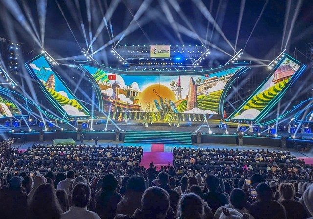 Điểm nhấn của lễ khai mạc l&agrave; chương tr&igrave;nh nghệ thuật t&aacute;i hiện sinh động h&agrave;nh tr&igrave;nh của c&acirc;y ch&egrave; đ&atilde; gắn b&oacute; với đời sống người Việt qua nhiều thế hệ.