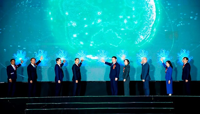 C&aacute;c đại biểu thực hiện nghi thức khai mạc Lễ hội tr&aacute;i c&acirc;y tỉnh Bắc Ninh năm 2025.