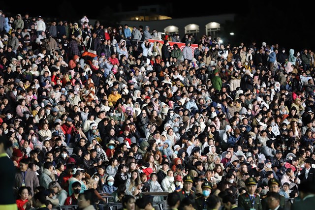 Đ&ocirc;ng đảo du kh&aacute;ch đứng k&iacute;n Quảng trường L&acirc;m Vi&ecirc;n để theo d&otilde;i m&agrave;n tr&igrave;nh diễn &aacute;nh s&aacute;ng &ndash; &acirc;m thanh đặc biệt trong lễ khai mạc