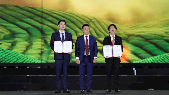 Đại diện UNESCO Việt Nam trao Chứng nhận Thực h&agrave;nh Di sản Văn h&oacute;a Phi vật thể cho C&ocirc;ng ty Cổ phần Ch&egrave; L&acirc;m Đồng