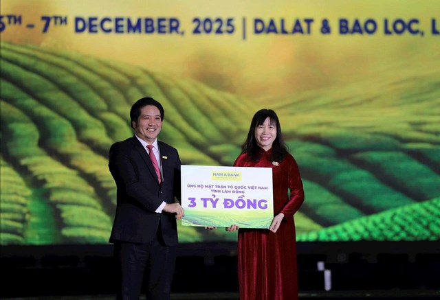 Ban Tổ chức Lễ hội Tr&agrave; quốc tế 2025 (Nam A Bank) trao ủng hộ 3 tỷ đồng cho Ủy ban MTTQ Việt Nam tỉnh L&acirc;m Đồng, g&oacute;p phần hỗ trợ an sinh x&atilde; hội v&agrave; đồng h&agrave;nh c&ugrave;ng địa phương