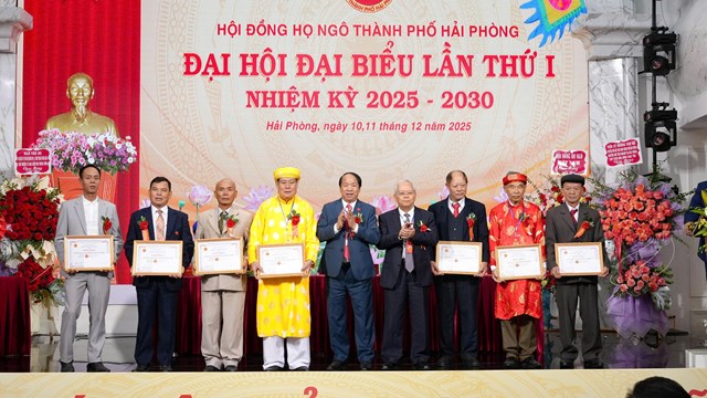 Thường trực HĐHN Việt Nam tặng Bằng khen cho c&aacute;c d&ograve;ng họ Ng&ocirc; ti&ecirc;u biểu xuất sắc trong phong tr&agrave;o c&ocirc;ng t&aacute;c họ ở cơ sở nhiệm kỳ 2020-2025 tại Đại hội