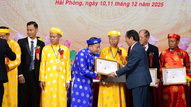 Thường trực HĐHN Việt Nam tặng Bằng khen cho c&aacute;c c&aacute; nh&acirc;n đ&atilde; c&oacute; th&agrave;nh t&iacute;ch xuất sắc đ&oacute;ng g&oacute;p trong c&aacute;c hoạt động của họ Ng&ocirc; Việt Nam