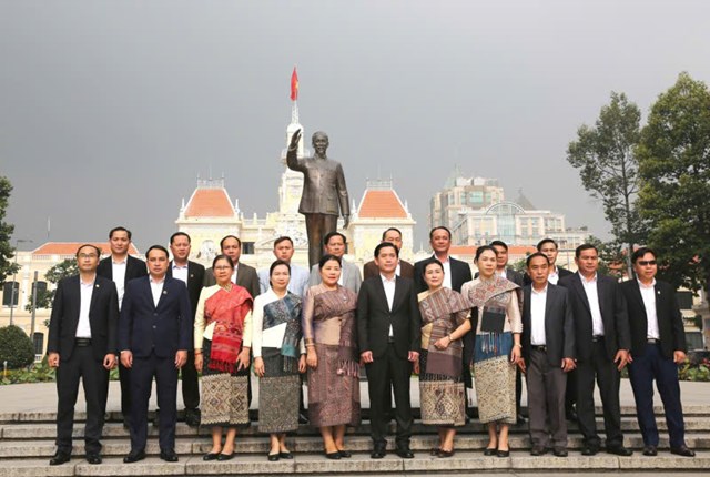 Đồng ch&iacute; Bounvixay Kongpaly c&ugrave;ng Đo&agrave;n đại biểu tỉnh Hủa Phăn chụp ảnh lưu niệm sau khi kết th&uacute;c lễ d&acirc;ng hoa tưởng niệm Chủ tịch Hồ Ch&iacute; Minh.