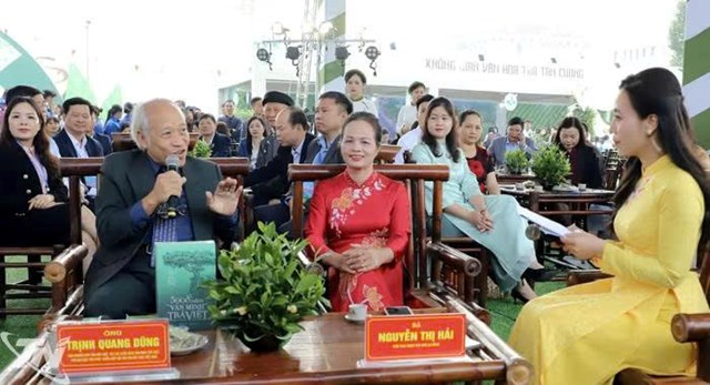 Nh&agrave; nghi&ecirc;n cứu văn h&oacute;a Trịnh Quang Dũng, Ph&oacute; Ban bảo tồn ph&aacute;t triển Hiệp hội văn h&oacute;a ẩm thực Việt Nam, t&aacute;c giả cuốn s&aacute;ch Văn minh Tr&agrave; Việt, trao đổi tại Tọa đ&agrave;m.