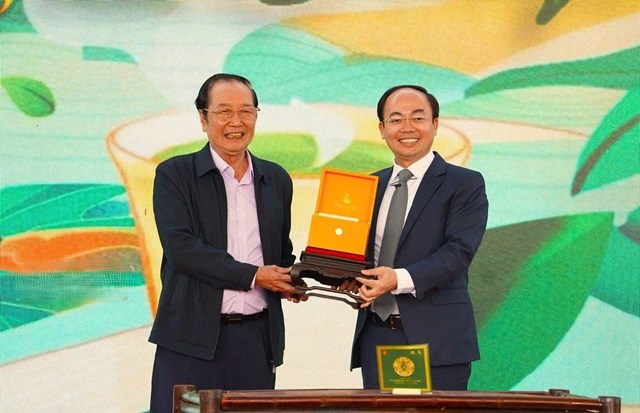 &Ocirc;ng Nguyễn Đăng B&igrave;nh, Chủ tịch HĐND tỉnh Th&aacute;i Nguy&ecirc;n trao sản phẩm tr&agrave; đấu gi&aacute; 268 triệu đồng cho &ocirc;ng Nguyễn Văn Thắng, Chủ tịch HĐQT C&ocirc;ng ty CP Nhiệt điện An Kh&aacute;nh.