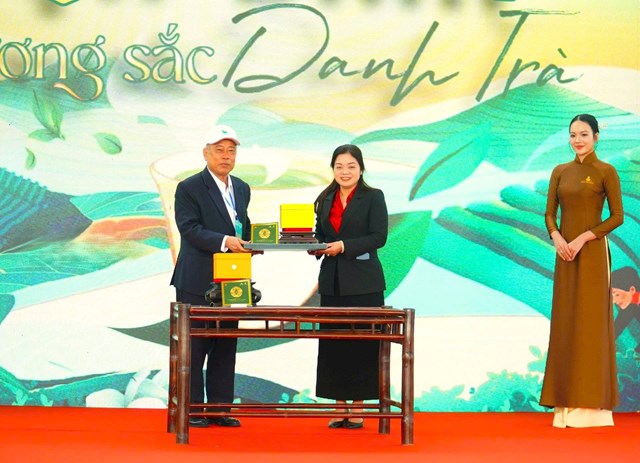 B&agrave; Nguyễn Thị Loan, Ph&oacute; Chủ tịch UBND tỉnh, Trưởng Ban Tổ chức Lễ hội "Th&aacute;i Nguy&ecirc;n - Hương sắc danh tr&agrave;" trao sản phẩm tr&agrave; đấu gi&aacute; 150 triệu đồng cho &ocirc;ng Nguyễn Văn Thời, Chủ tịch HĐQT C&ocirc;ng ty CP Đầu tư v&agrave; Thương mại TNG.