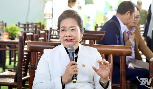 Tiến sĩ Nguyễn Thị Vinh, Ph&oacute; Chủ tịch Hội Nữ doanh nh&acirc;n Việt Nam, Chủ tịch Hội Nữ Doanh nh&acirc;n tỉnh Th&aacute;i Nguy&ecirc;n, Chủ tịch HĐQT C&ocirc;ng ty CP Thương mại Th&aacute;i Hưng, trao đổi tại Tọa đ&agrave;m.