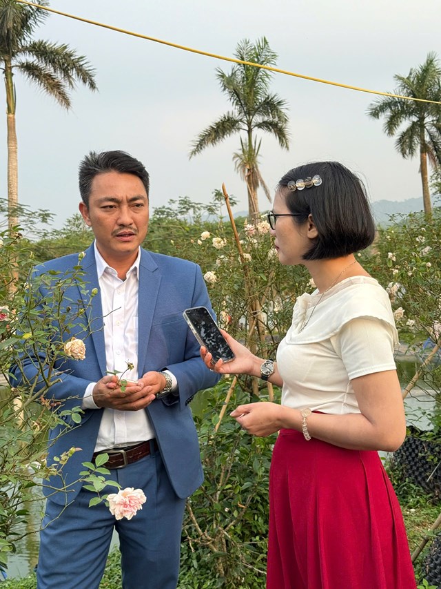 Anh Đặng Trọng Tấn &ndash; Gi&aacute;m đốc Khu du lịch sinh th&aacute;i H&ograve;n M&aacute;t trao đổi với ph&oacute;ng vi&ecirc;n