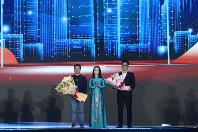 B&agrave; Trần Thị Mỹ Hạnh-&nbsp; Gi&aacute;m đốc Sở Văn h&oacute;a Thể thao Du lịch tỉnh Nghệ An tặng hoa cho hai nh&agrave; t&agrave;i trợ