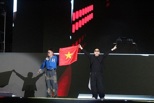 Chương tr&igrave;nh s&ocirc;i động "b&ugrave;ng nổ" &acirc;m thanh bởi sự đan xen tiết mục của DJ DSMALL (phải) đến từ th&agrave;nh phố Hồ Ch&iacute; Minh