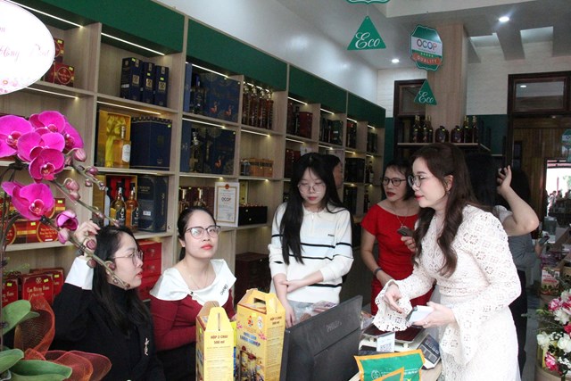 Đội ngũ nh&acirc;n vi&ecirc;n tất bật đ&oacute;n tiếp kh&aacute;ch tại Lễ khai trương Trung t&acirc;m OCOP H&agrave; Tĩnh.