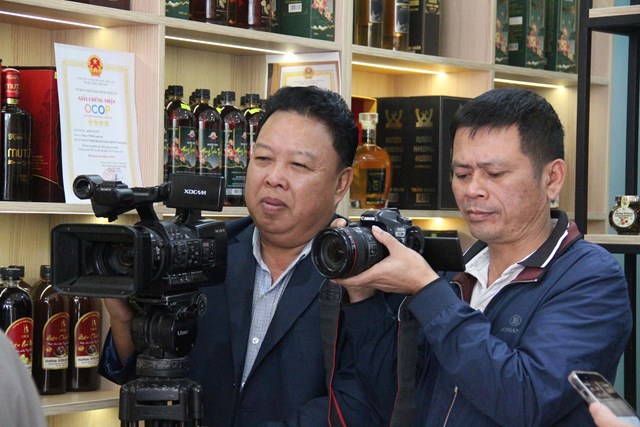 Đại diện truyền th&ocirc;ng địa phương tham gia tuy&ecirc;n truyền v&agrave; giới thiệu tại gian trưng b&agrave;y sản phẩm OCOP v&ugrave;ng miền.