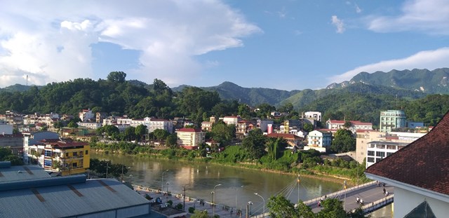 Trung t&acirc;m tỉnh lỵ Cao Bằng &ocirc;m trọn d&ograve;ng Bằng Giang, hiện l&ecirc;n rực rỡ v&agrave; thanh b&igrave;nh.