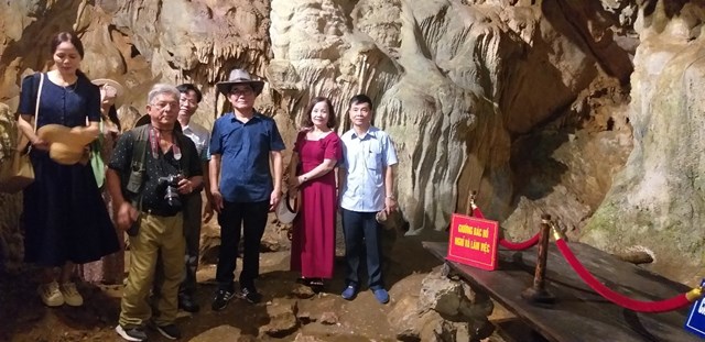 Đo&agrave;n văn nghệ sĩ Nghệ An thăm Hang P&aacute;c B&oacute;, nơi lưu giữ chiếc phản B&aacute;c Hồ từng nghỉ ngơi v&agrave; l&agrave;m việc.