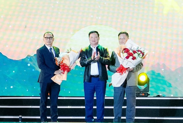 B&iacute; thư Tỉnh ủy Nghệ An Nguyễn Khắc Thận tặng hoa tri &acirc;n c&aacute;c đơn vị, tổ chức, doanh nghiệp với tấm l&ograve;ng v&agrave;ng đ&atilde; hỗ trợ, chia sẻ, đồng h&agrave;nh với chương tr&igrave;nh