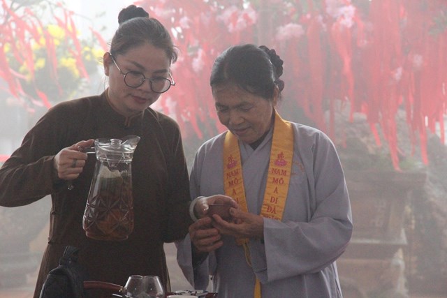 Phật tử, cư sĩ thưởng tr&agrave; tại ng&agrave;y Hội