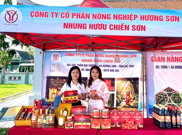 Gian h&agrave;ng cơ cở nhung hươu Chiến Sơn tại Lễ hội
