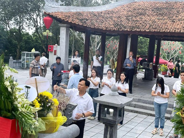 Anh Trần Văn Chiến chủ cơ cở nhung hươu Chiến Sơn d&acirc;ng hương Đại danh y L&ecirc; Hữu Tr&aacute;c