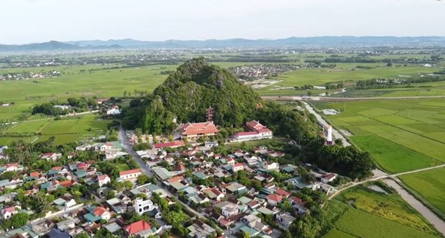 L&egrave;n Hai Vai l&agrave; n&uacute;i đ&aacute; tự nhi&ecirc;n độc đ&aacute;o, với h&igrave;nh d&aacute;ng đặc biệt giống như vai của người khổng lồ