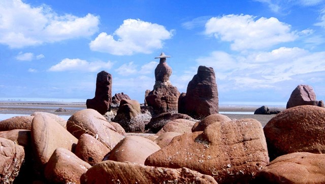 Những tảng đ&aacute; cũng được mang một c&aacute;i t&ecirc;n để nhớ như h&ograve;n r&ugrave;a, h&ograve;n tay vẫy gọi, hay thiếu nữ ng&oacute;ng biển chờ chồng hướng ra khơi xa.