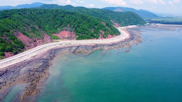 Biển Cửa Hiền nh&igrave;n về ph&iacute;a n&uacute;i