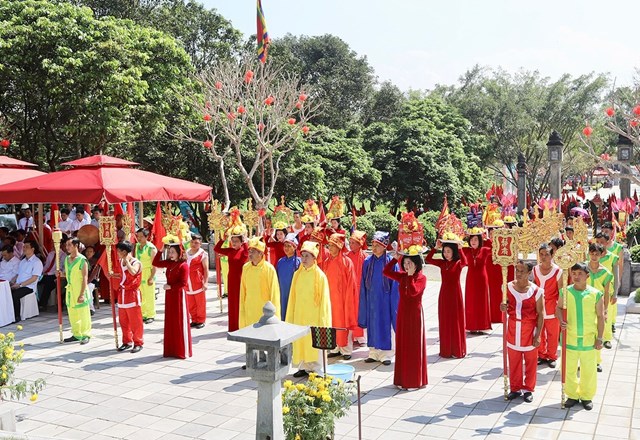 Trước anh linh Đại danh y Hải Thượng L&atilde;n &Ocirc;ng L&ecirc; Hữu Tr&aacute;c, c&aacute;c đại biểu th&agrave;nh k&iacute;nh b&agrave;y tỏ l&ograve;ng biết ơn s&acirc;u sắc về những c&ocirc;ng lao v&agrave; đ&oacute;ng g&oacute;p to lớn của Đại danh y Hải Thượng L&atilde;n &Ocirc;ng L&ecirc; Hữu Tr&aacute;c đối với nền y học v&agrave; văn h&oacute;a nước nh&agrave;. Đồng thời, nguyện tiếp tục kế thừa, ph&aacute;t huy những gi&aacute; trị m&agrave; Đại danh y để lại, g&oacute;p phần l&agrave;m tốt c&ocirc;ng t&aacute;c chăm s&oacute;c v&agrave; bảo vệ sức khỏe cho Nh&acirc;n d&acirc;n.