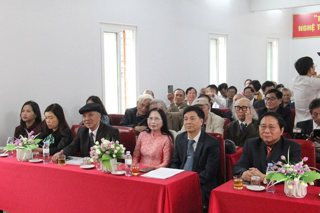 C&aacute;c đại biểu chăm ch&uacute; lắng nghe c&aacute;c tham luận