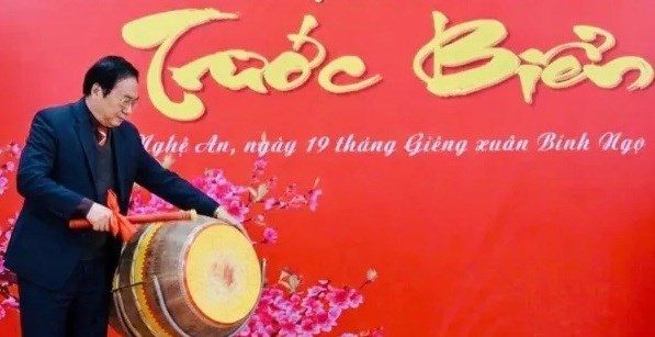 Nh&agrave; thơ Hồ Mậu Thanh - Chủ tịch Hội Li&ecirc;n hiệp Văn học Nghệ thuật Nghệ An đ&aacute;nh trống khai mạc