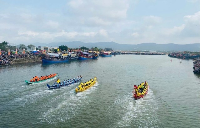Đua thuyền tr&ecirc;n s&ocirc;ng Mai Giang tại Lễ hội Đền Cờn