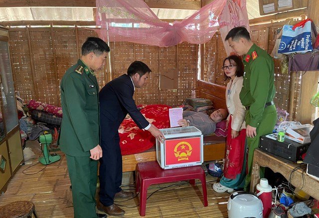 Hỗ trợ cử tri tại x&atilde; Nh&ocirc;n Mai (gi&aacute;p bi&ecirc;n giới Việt L&agrave;o)