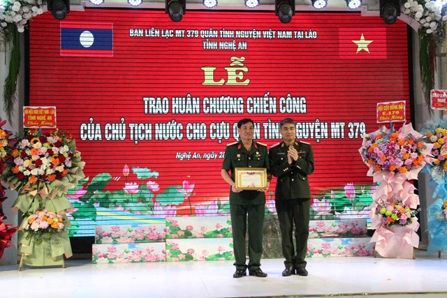 Đại sứ qu&aacute;n L&agrave;o tại Việt Nam tặng Giấy khen cho Ban Li&ecirc;n lạc Mặt trận 379 tỉnh Nghệ An
