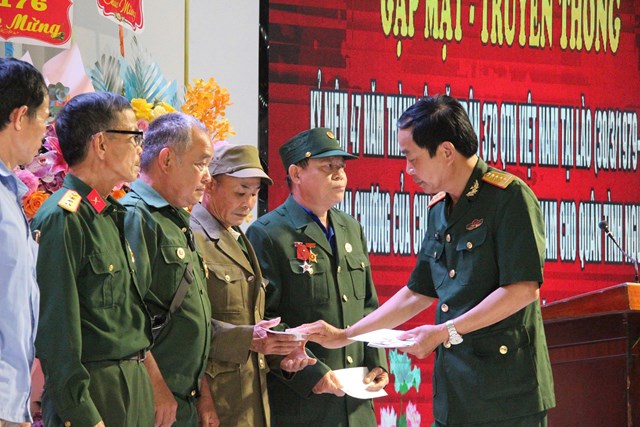 Tặng qu&agrave; cho CCB c&oacute; ho&agrave;n cảnh kh&oacute; khăn