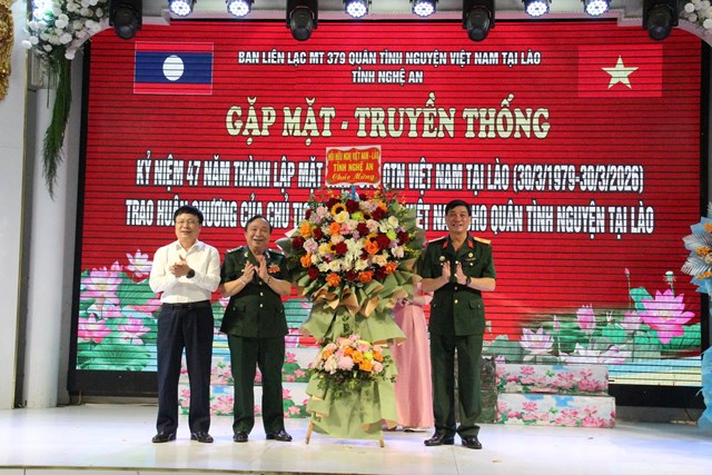 &Ocirc;ng Nguyễn Hồng Kỳ - Ph&oacute; Chủ tịch Thường trực Li&ecirc;n hiệp c&aacute;c Tổ chức hữu nghị tỉnh Nghệ An tặng hoa ch&uacute;c mừng