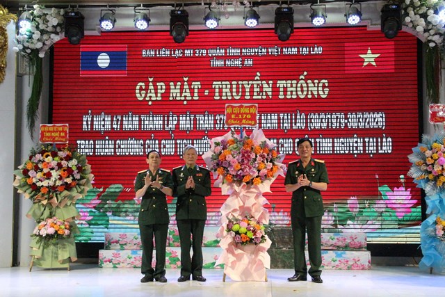 Đồng đội E 176 tặng hoa ch&uacute;c mừng