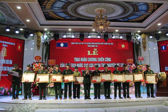 12 c&aacute; nh&acirc;n CCB Mặt trận 379&nbsp;được nhận Hu&acirc;n chương Chiến c&ocirc;ng Hạng ba của Chủ tịch nước Cộng h&ograve;a x&atilde; hội chủ nghĩa Việt Nam