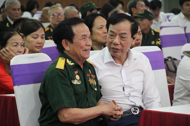 Đồng đội hỏi thăm nhau