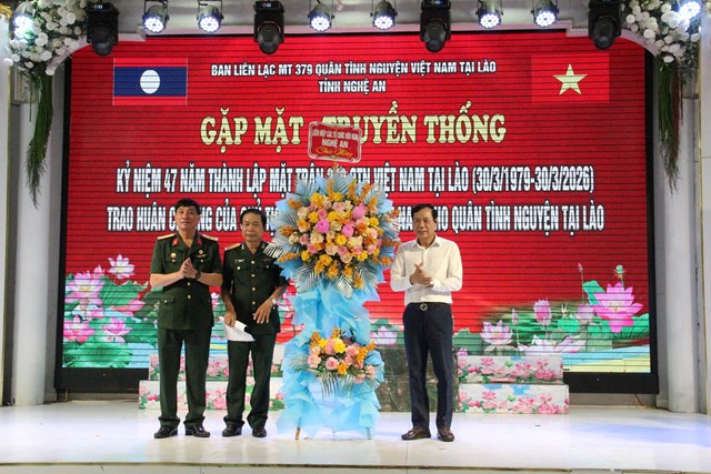 &Ocirc;ng Nguyễn Hồng Kỳ - Ph&oacute; Chủ tịch Thường trực Li&ecirc;n hiệp c&aacute;c Tổ chức hữu nghị tỉnh Nghệ An tặng hoa ch&uacute;c mừng