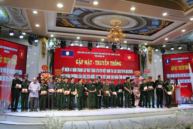 Ban Li&ecirc;n lạc To&agrave;n quốc Qu&acirc;n t&igrave;nh nguyện Việt Nam gi&uacute;p c&aacute;ch mạng L&agrave;o tặng Kỷ niệm chương v&agrave; trao qu&agrave; cho 42 CCB