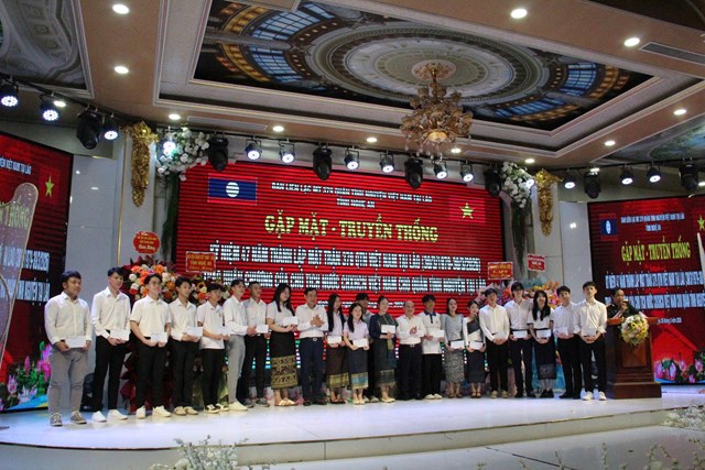 Hội Khuyến học tỉnh Nghệ An trao 20 suất học bổng cho sinh vi&ecirc;n nước bạn L&agrave;o đang học tập tại c&aacute;c trường tr&ecirc;n địa b&agrave;n tỉnh Nghệ An.