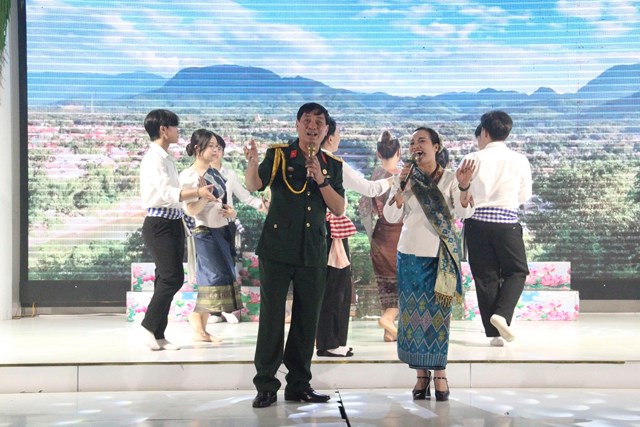 Lễ kỉ niệm c&ograve;n được thưởng thức chương tr&igrave;nh nghệ thuật đặc sắc do nh&oacute;m Bi&ecirc;n cương xanh v&agrave; sinh vi&ecirc;n L&agrave;o biểu diễn, ca ngợi Đảng, qu&acirc;n đội v&agrave; nh&acirc;n d&acirc;n hai nước Việt Nam- L&agrave;o, ca ngợi mối t&igrave;nh Việt L&agrave;o keo sơn gắn b&oacute;, thủy chung, son sắt.