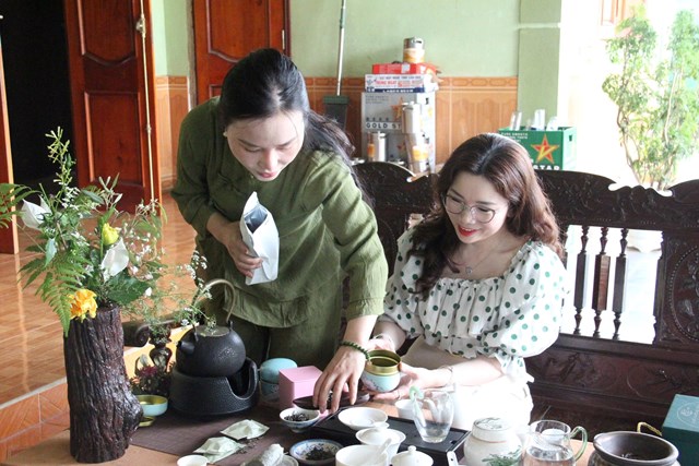 Thảo My giới thiệu c&aacute;c sản phẩm tr&agrave; với PV (ảnh Quốc Kh&aacute;nh)