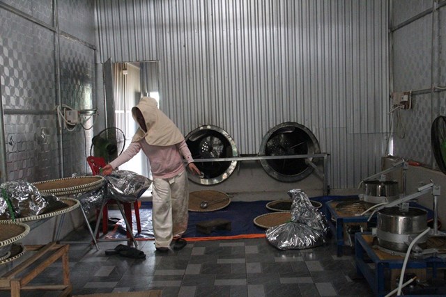 Thảo My quần quật l&agrave;m việc dưới c&aacute;i n&oacute;ng hơn 40 độ b&ecirc;n hai c&aacute;i l&ograve; sấy đang quay v&agrave; thời tiết ngo&agrave;i trời cũng đang &ldquo;đổ lửa&rdquo;